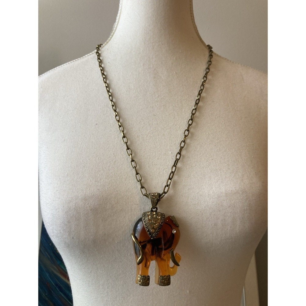 Vintage Lucite Elephant Pendant Necklace Gold Tone Rhinestone In Honey Swirl